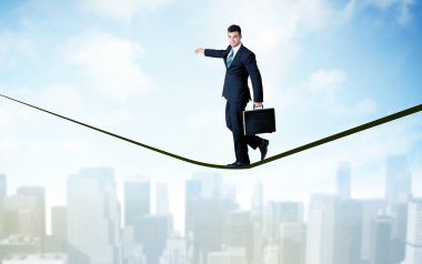 Şehrin yukarısındaki ip üzerinde yürüyen satıcısı