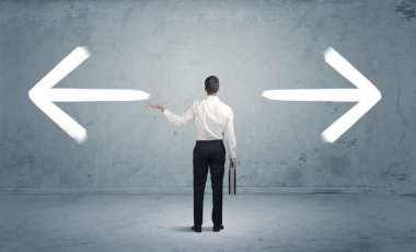 Yolu seçen kafası karışık bir iş adamı