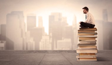 Kitap şehirde oturan adam