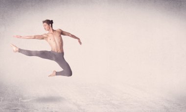 Modern balerin boş arka planla sanat atlayışı yapıyor.