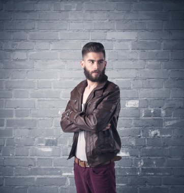 Tuğla şehir duvarının önünde manken.