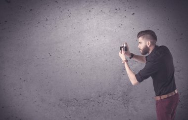 Klasik kamera ve sakallı hippi adam.