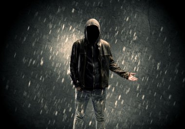 Bilinmeyen şüpheli karanlıkta duruyor.