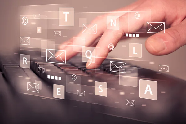 Digitando a mano sulla tastiera con icone tecniche digitali — Foto Stock