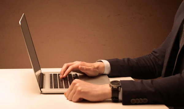 Uomo d'affari è vestito di lavoro sul computer portatile — Foto Stock