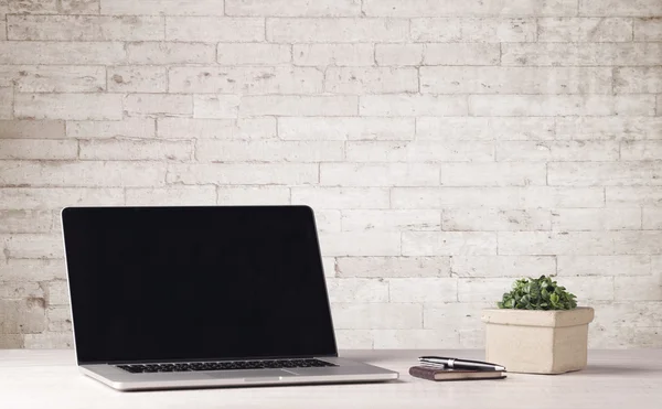 Laptop de negócios com parede de tijolo branco — Fotografia de Stock