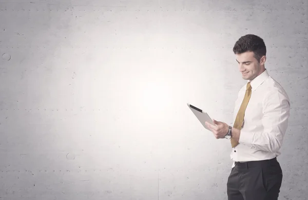 Elegante hombre de negocios con un fondo claro —  Fotos de Stock