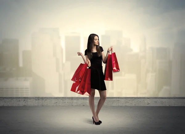 Πόλη γυναίκα στέκεται με τσάντες ψώνια — Φωτογραφία Αρχείου