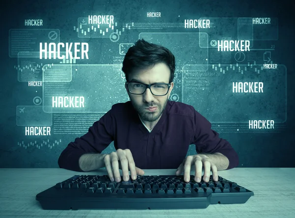 Hacker con teclado y gafas —  Fotos de Stock