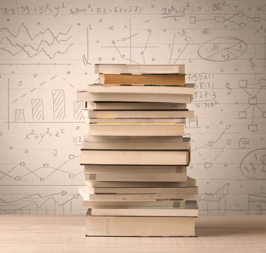 Karalama stilinde yazılmış matematik formülleri olan bir yığın kitap.