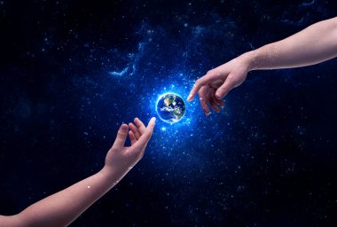 Eller uzayda Dünya 'ya dokunuyor