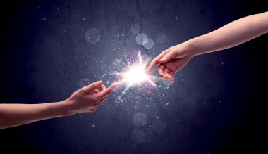 Elleri bir kıvılcım gibi parlıyor