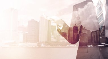 Şehir planında duran iş adamı