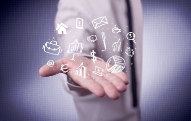 Avuçlarında çizim simgeleri olan bir ofis çalışanı