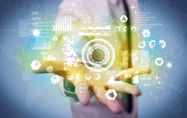 Tıbbi verileri analiz eden iş adamı