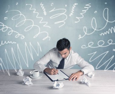 Yorgun ofis çalışanı ile çizilmiş dağınık satırları