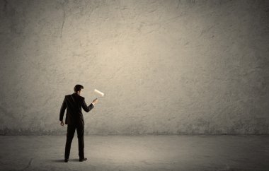 Boş duvarda duran tekerlekli patenci.