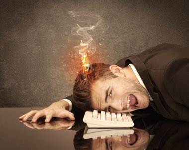 Üzgün iş adamının kafası alev aldı.