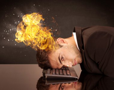 Stresli iş adamının kafası yanıyor.