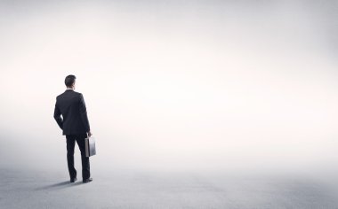 Boş beyaz arkaplanı olan satıcı