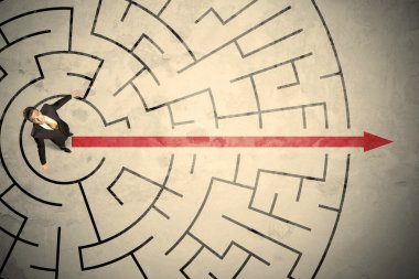 Dairesel bir labirent ortasında duran iş kişi
