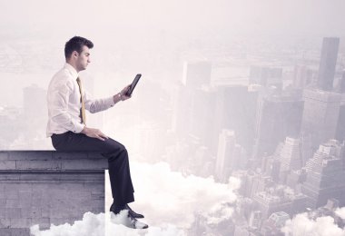 Satış elemanı şehrin sınırında oturuyor.