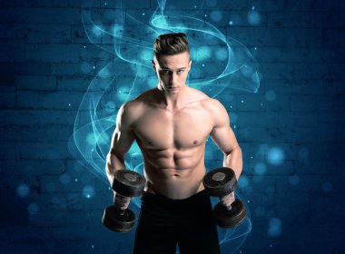 Çekici güçlü fitness adamı ağırlık kaldırıyor.