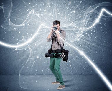 Dinamik çizgileri olan profesyonel fotoğrafçı.