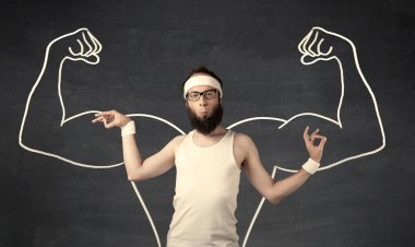 Çekici kasları olan zayıf genç bir adam.