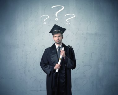 Soru işaretleri çizilmiş genç mezun.
