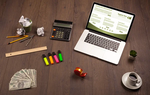 Mesa de negocios con ordenador portátil y accesorios de oficina —  Fotos de Stock