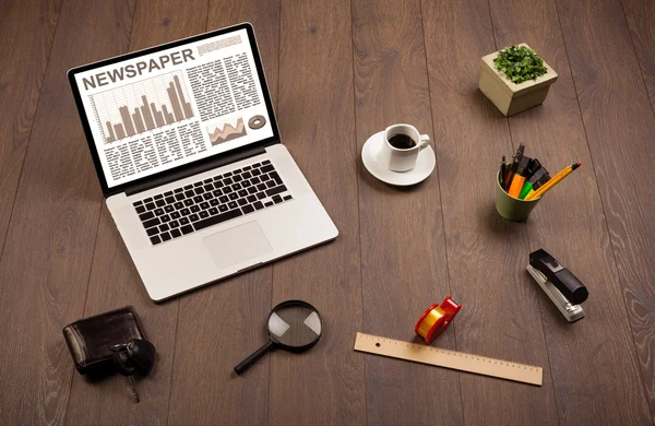 Laptop de negócios com relatório do mercado de ações em mesa de madeira — Fotografia de Stock