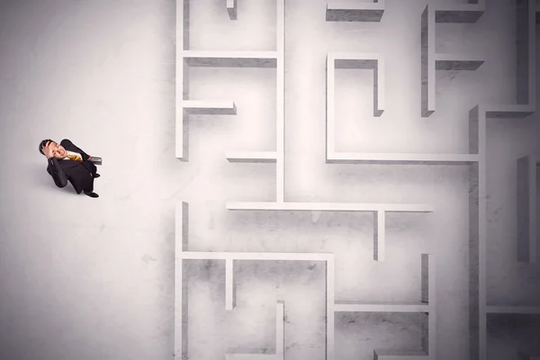 Un om de afaceri confuz stând la un zid de labirint — Fotografie, imagine de stoc