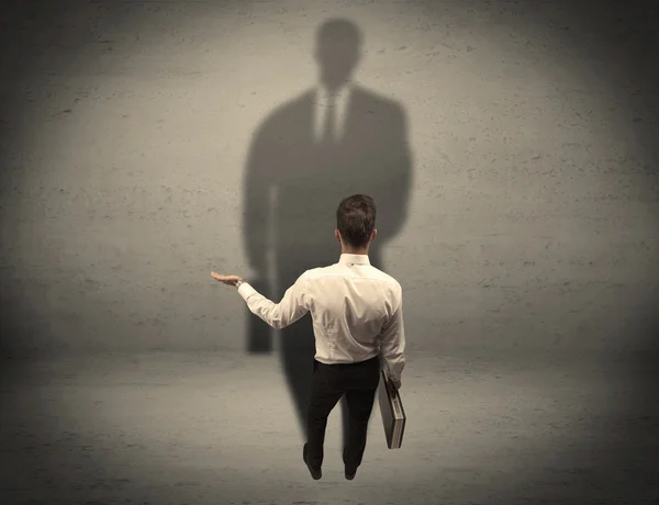 Empresário olhando para o conceito de grande sombra — Fotografia de Stock