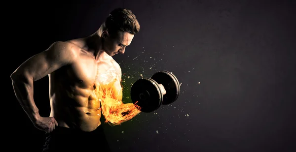 Culturista atleta levantando peso con el concepto de brazo de explosión de fuego —  Fotos de Stock