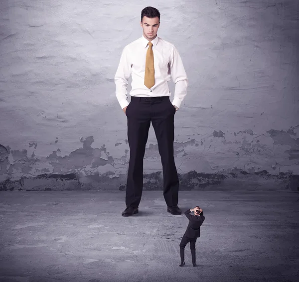 Wütender Großmanager blickt auf Kleinunternehmer — Stockfoto