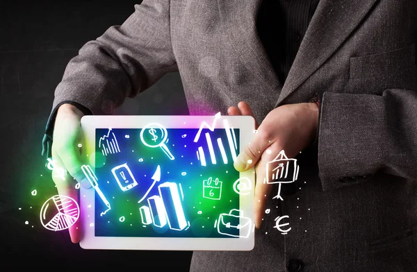 Junge Person mit Tablet mit Diagramm- und Diagrammsymbolen — Stockfoto