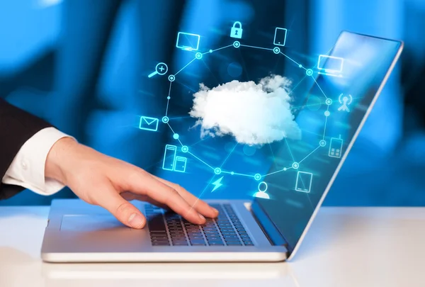 Lavorare a mano con un diagramma Cloud Computing — Foto Stock