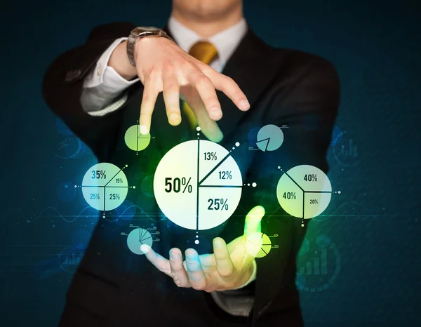 Trzymając diagramy biznesowe — Zdjęcie stockowe