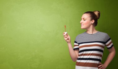 Telif alanı arka planında sabun köpüğü üfleyen güzel kadın