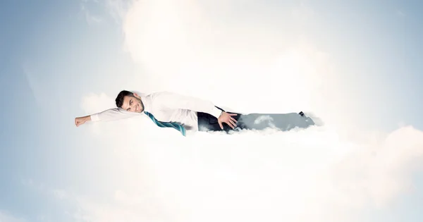 Деловой человек летит как супергерой в облаках на небе — стоковое фото