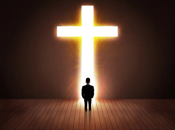 Чоловік дивиться на яскравий знак хреста — стокове фото