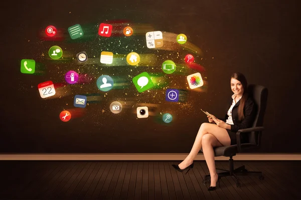 Mulher de negócios sentada em cadeira de escritório com tablet e colorido — Fotografia de Stock