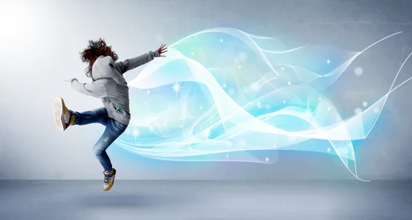 Söt tonåring hoppar med abstrakt blå scarf runt henne — Stockfoto
