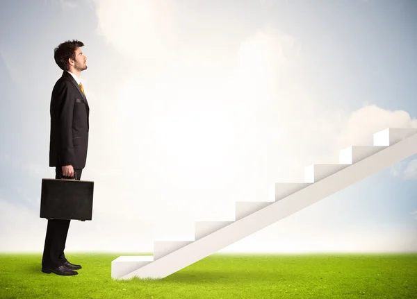 Persona de negocios subiendo por la escalera blanca en la naturaleza —  Fotos de Stock