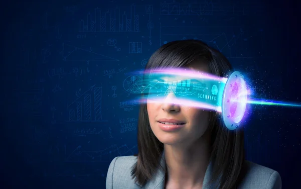 Kvinna från framtiden med högteknologiska smartphone glasögon — Stockfoto