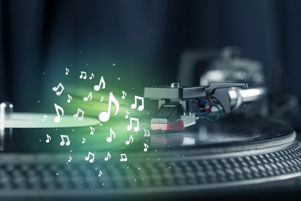 Giradischi che riproducono musica con note audio incandescenti — Foto Stock