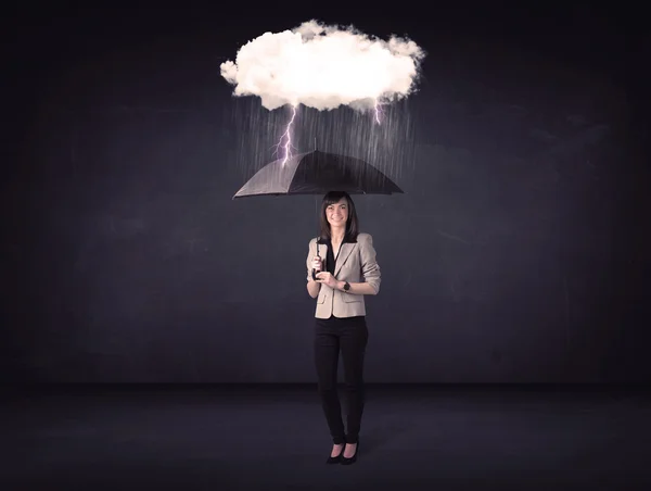 Mujer de negocios de pie con paraguas y pequeña nube de tormenta —  Fotos de Stock