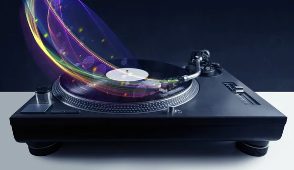 Draaitafel vinyl spelen met gloeiende abstracte lijnen — Stockfoto
