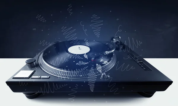 Turntable elle çizilmiş çizgilerle müzik çalıyor — Stok fotoğraf